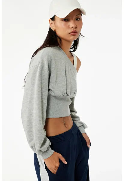 Bluza crop de trening cu decolteu pe un umar - Gri deschis