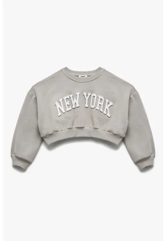 Bluza crop de trening cu imprimeu text - Alb/Gri cenusiu