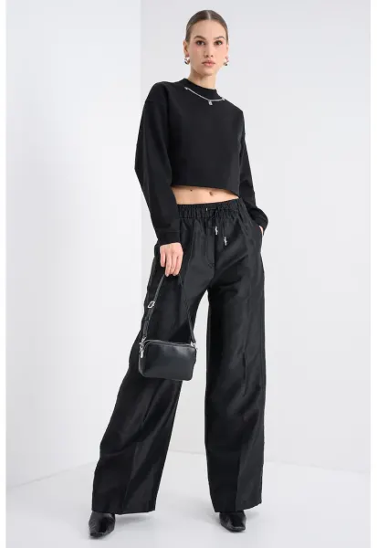 Bluza crop de trening cu lant decorativ - Negru