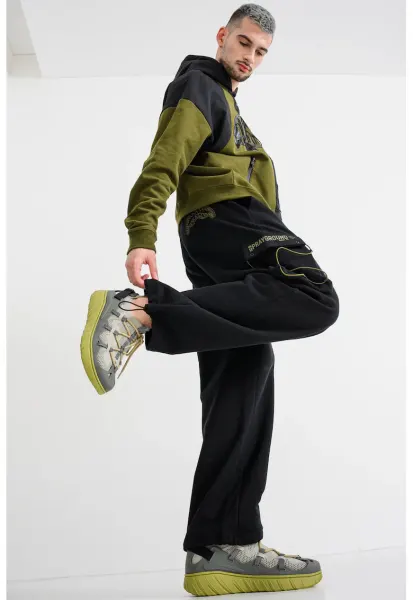 Pantaloni de trening cu buzunare cargo Unleash The Shark - Negru