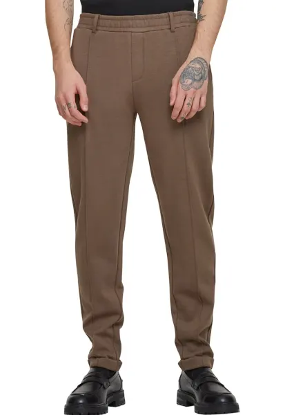 Pantaloni de trening cu croiala conica si talie elastica - Maro