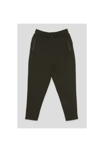 Pantaloni de trening cu croiala lejera si buzunare cu fermoar