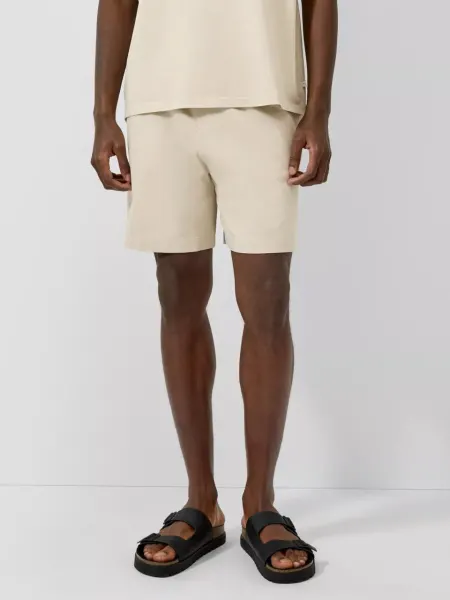 Q/S by s.Oliver Pantaloni scurti de trening barbati, din jerseu gros, cu talie medie, Regular fit, Crem (SELECTATI MARIMEA: 2XL)
