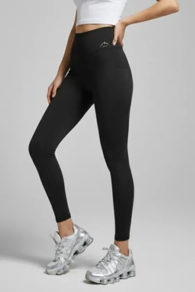 Strike Leggings in black - XS / Black