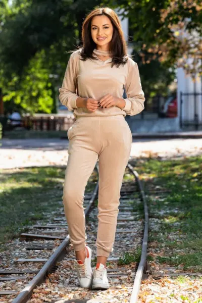 Trening din catifea Priscilla bej cu banda in jurul gatului
