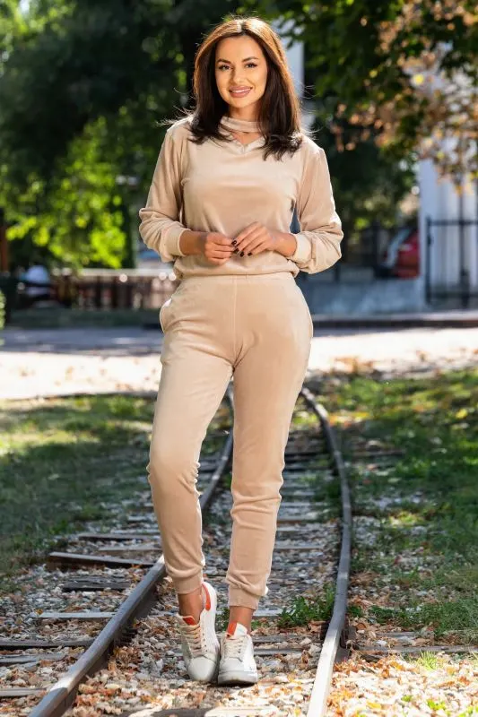 Trening din catifea Priscilla bej cu banda in jurul gatului